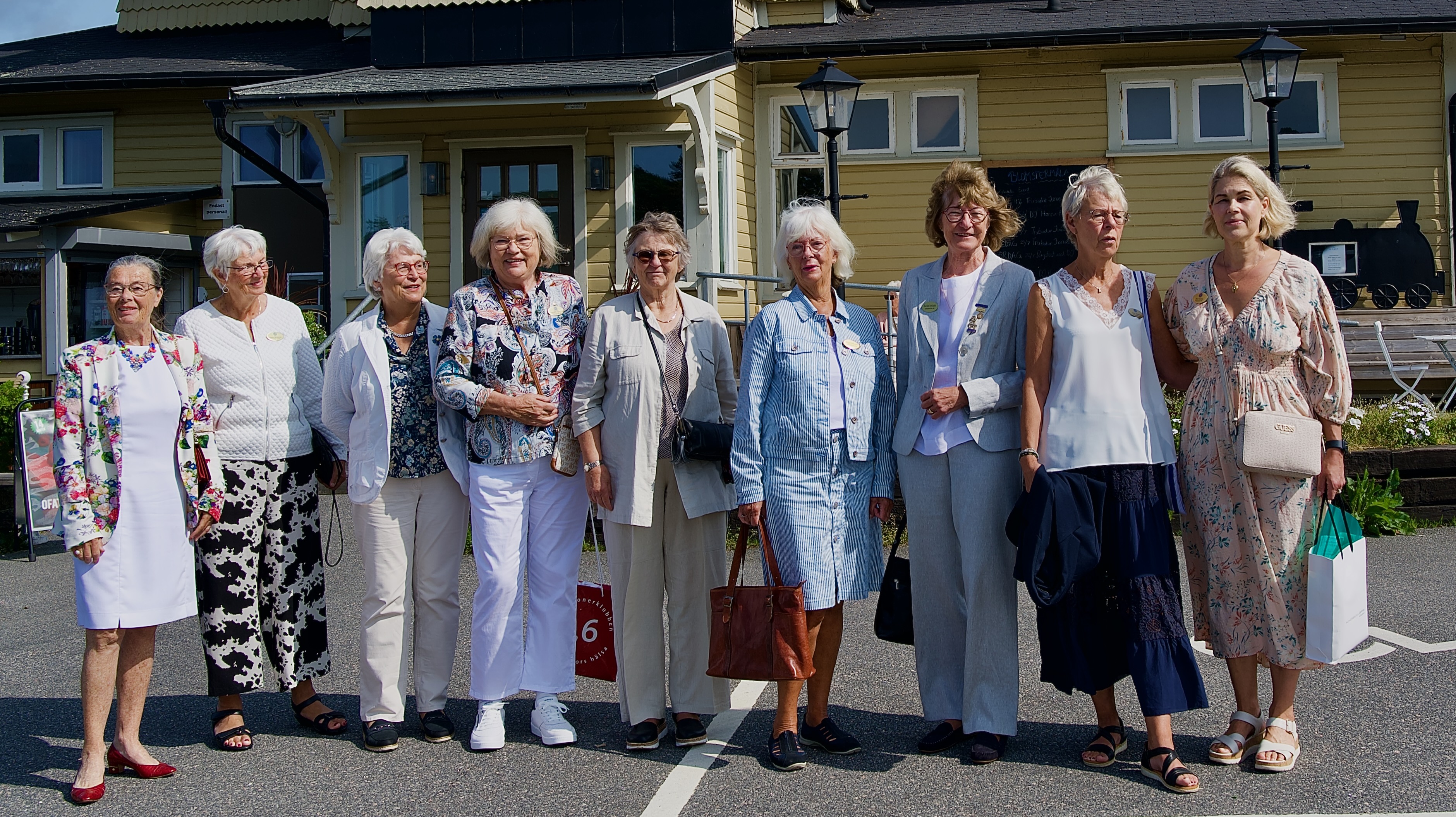  Sommarlunch ordnad av Kungsbacka IWC. Klubbmedlemmar utanför Blomstermåla i Särö